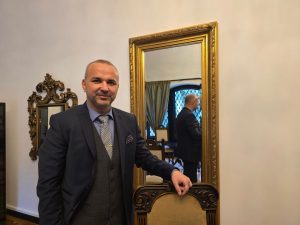 Eduard Petrescu: Cea mai puternică reclamă e repetitivă, nu scumpă – de aceea steagurile direcționale funcționează