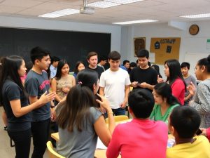 Tineri colaborând într-o clasă de educație antreprenorială.